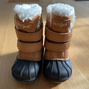 NWOT Cat & Jack little kids size 5 snow boots
